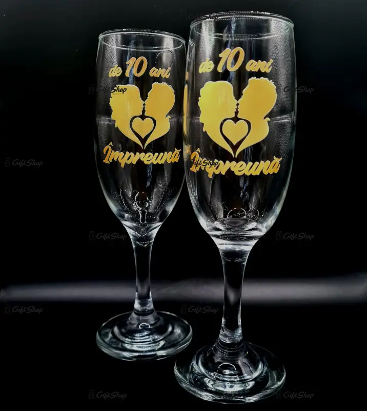 Aniversare 10 ani sarut, set 2 pahare cu mesaj in cutie